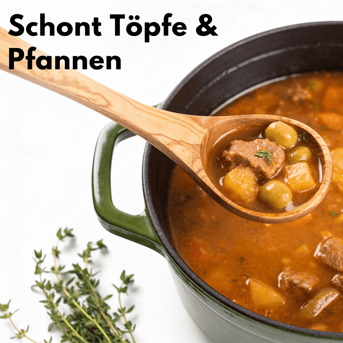Eine hölzerne Schöpfkelle aus Olivenholz schöpft einen Löffel herzhaften Eintopf mit Fleischstücken, Kartoffeln und runden Gemüsestücken aus einem grünen gusseisernen Topf. Links im Bild liegen frische Thymianzweige. Oben links steht der Text „Schont Töpfe & Pfannen“.