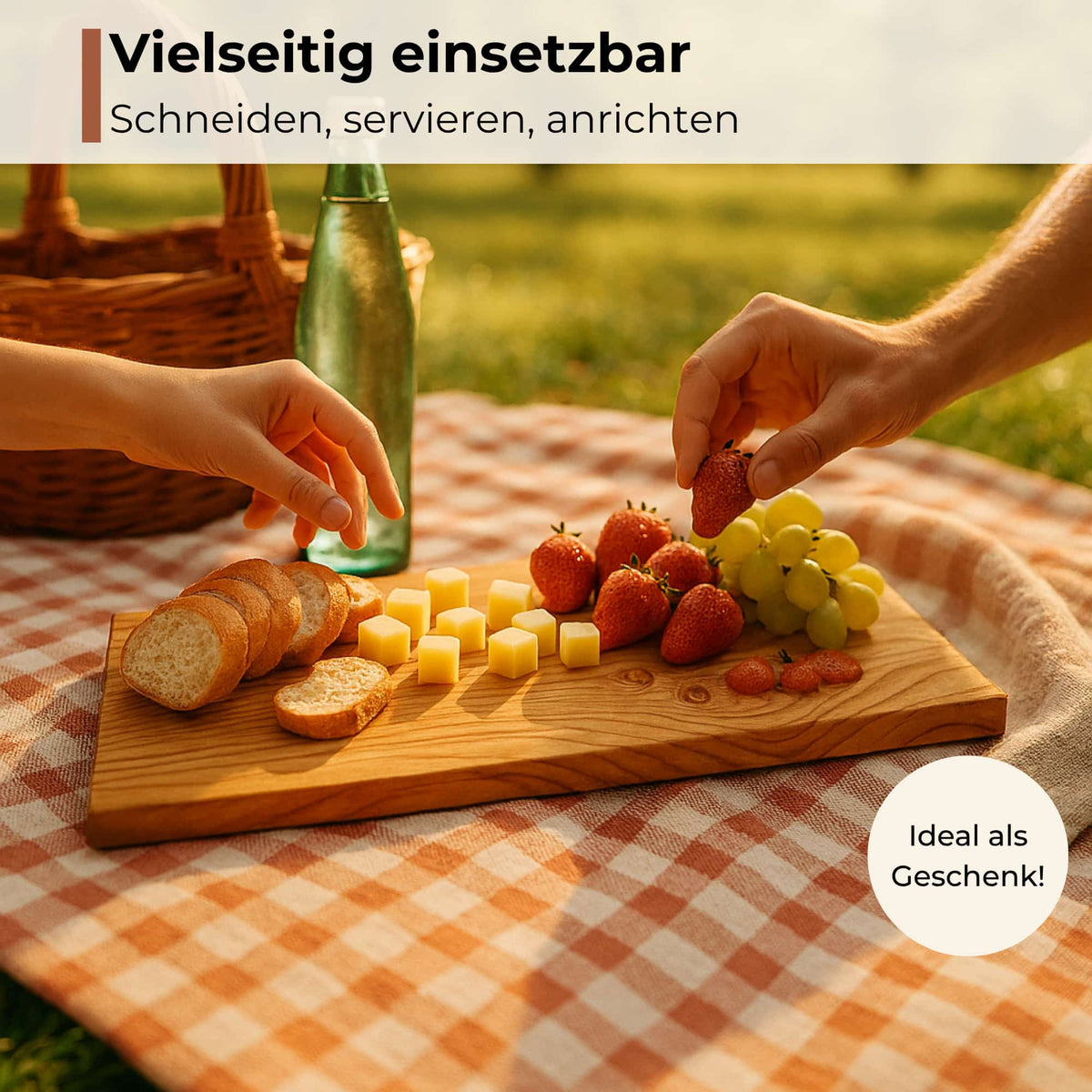 Olively-Holzbrett-auf-einer-Decke-mit-Obst-serviert