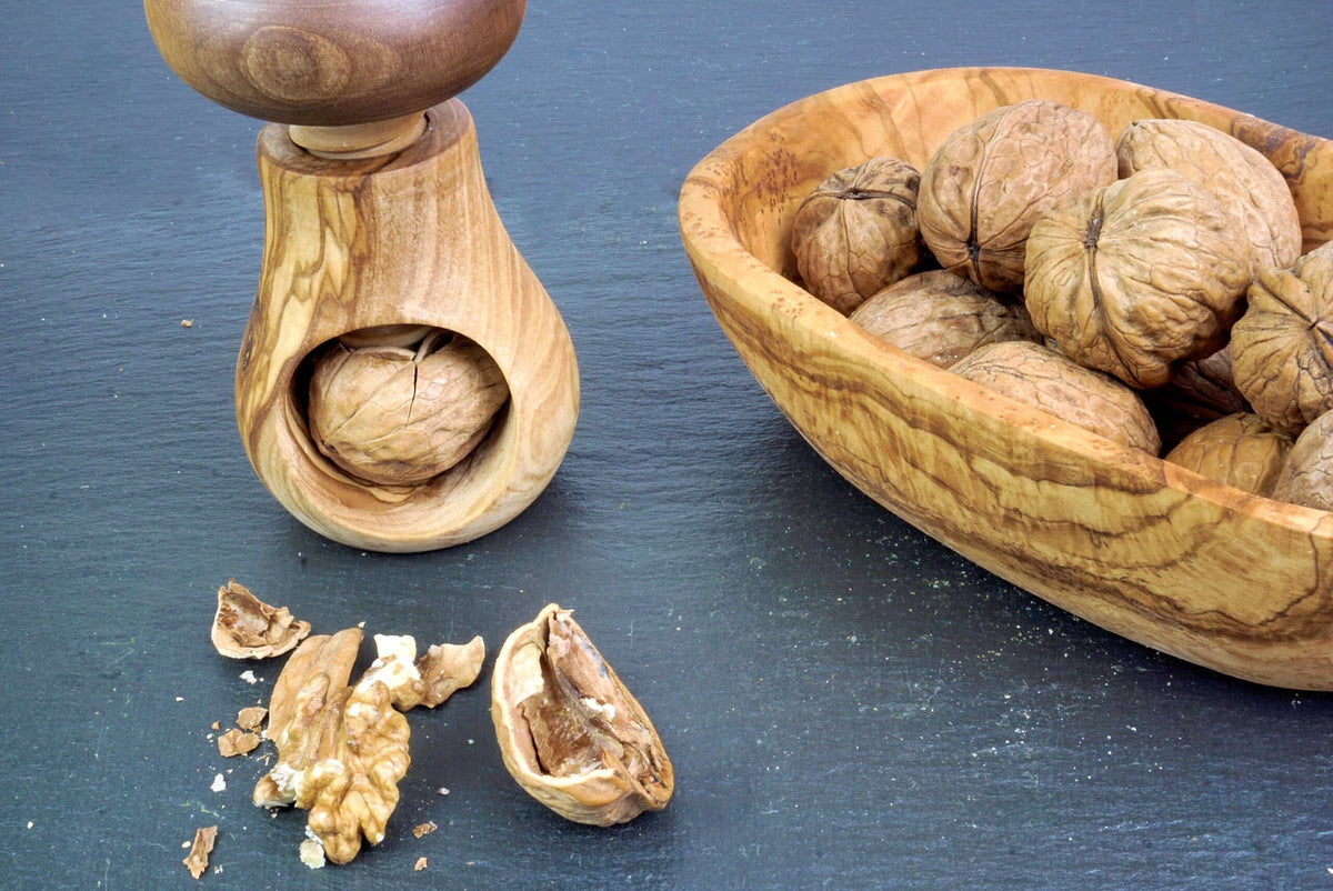 Holz Nussknacker während Verwendung