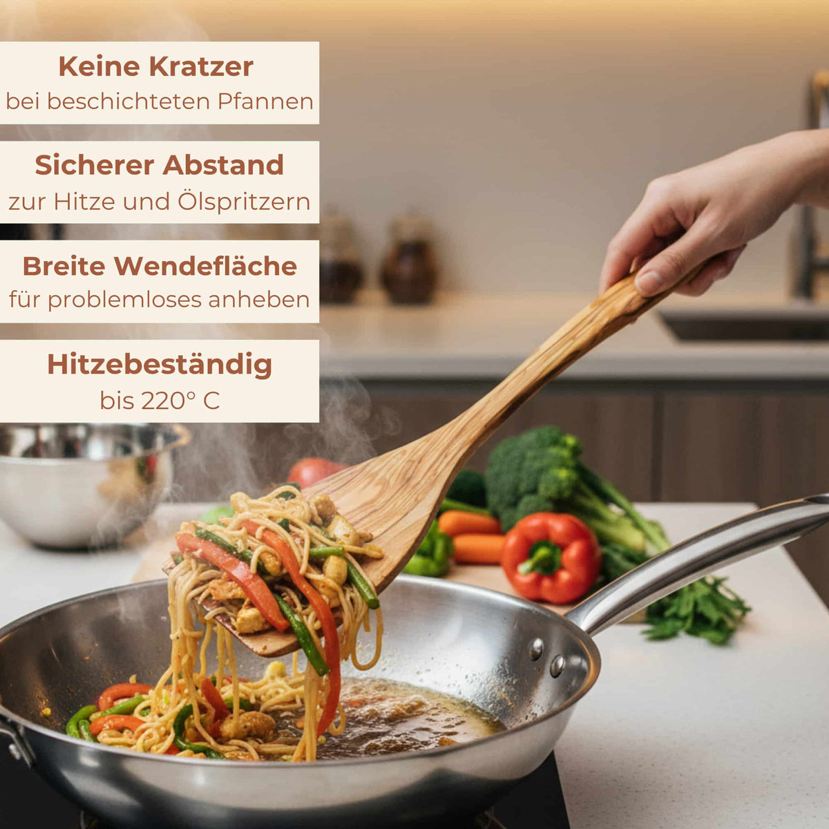 Weibliche Person wendet in einem Wok Nudeln und Gemüse