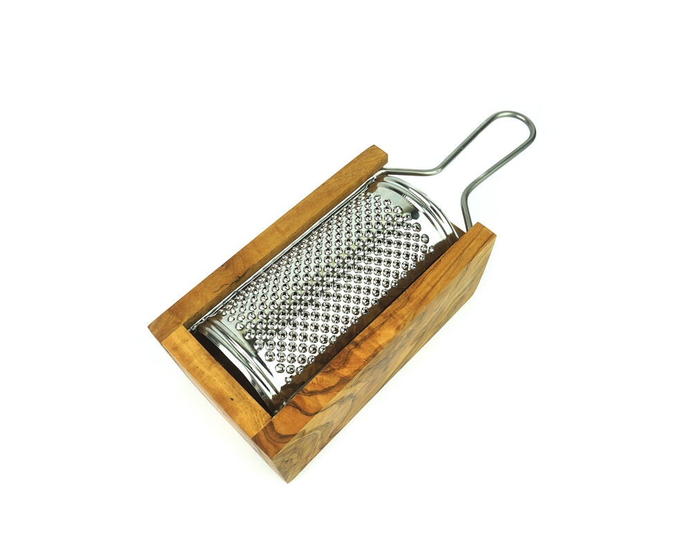 kaesereibe-aus-olivenholz-freigestelltes-foto