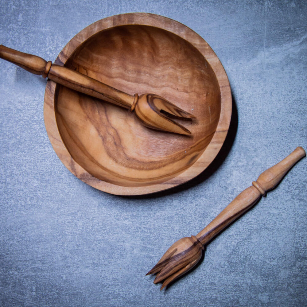 zwei-olivenspieße-aus-olivenholz-mit-einer-schale-produktbild