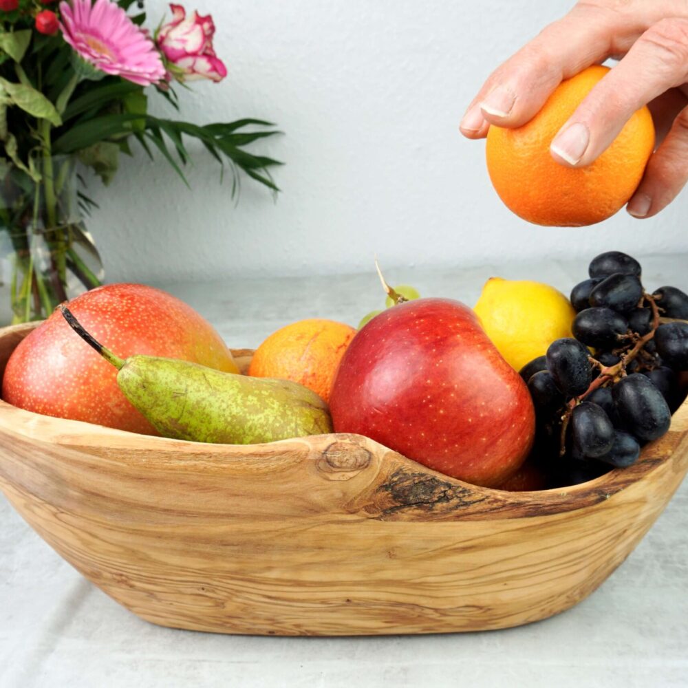 Gefüllter Obstkorb aus Olivenholz