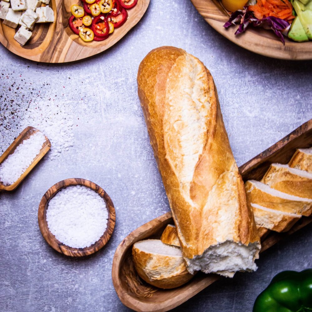 olivenholz-brotschale-mit-salat-von-oben-fotografiert