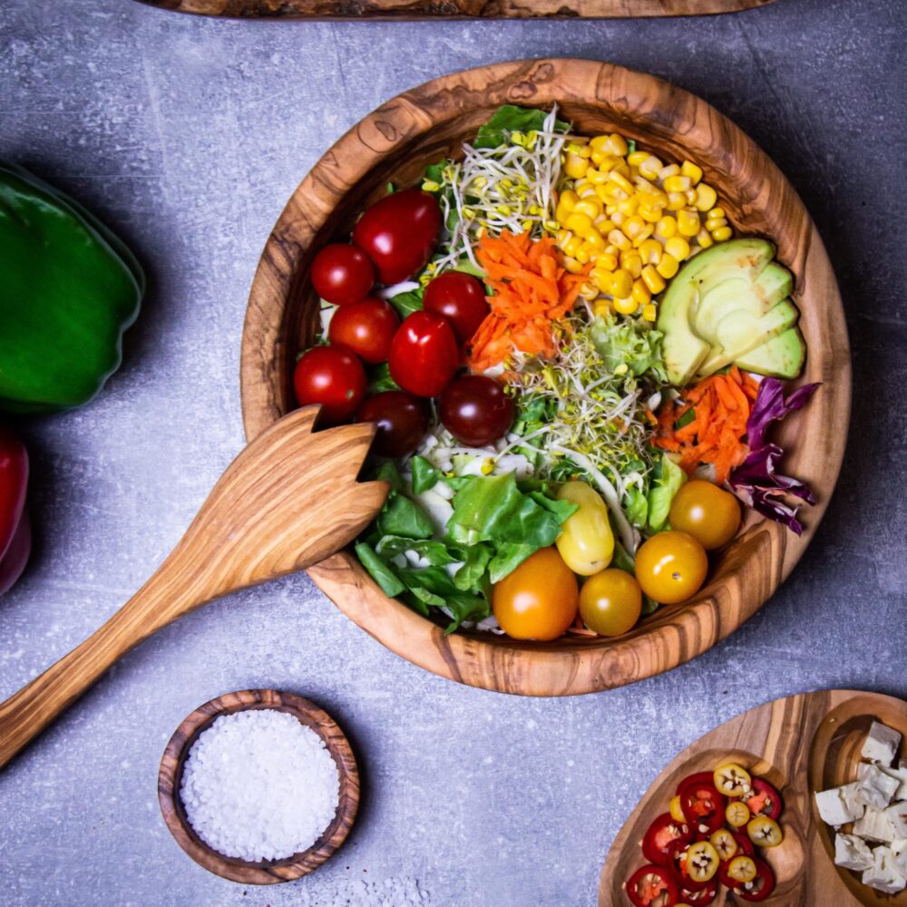 große-olivenholz-schuessel-und-salatbesteck