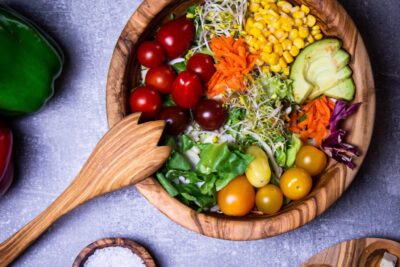 große-olivenholz-schuessel-und-salatbesteck