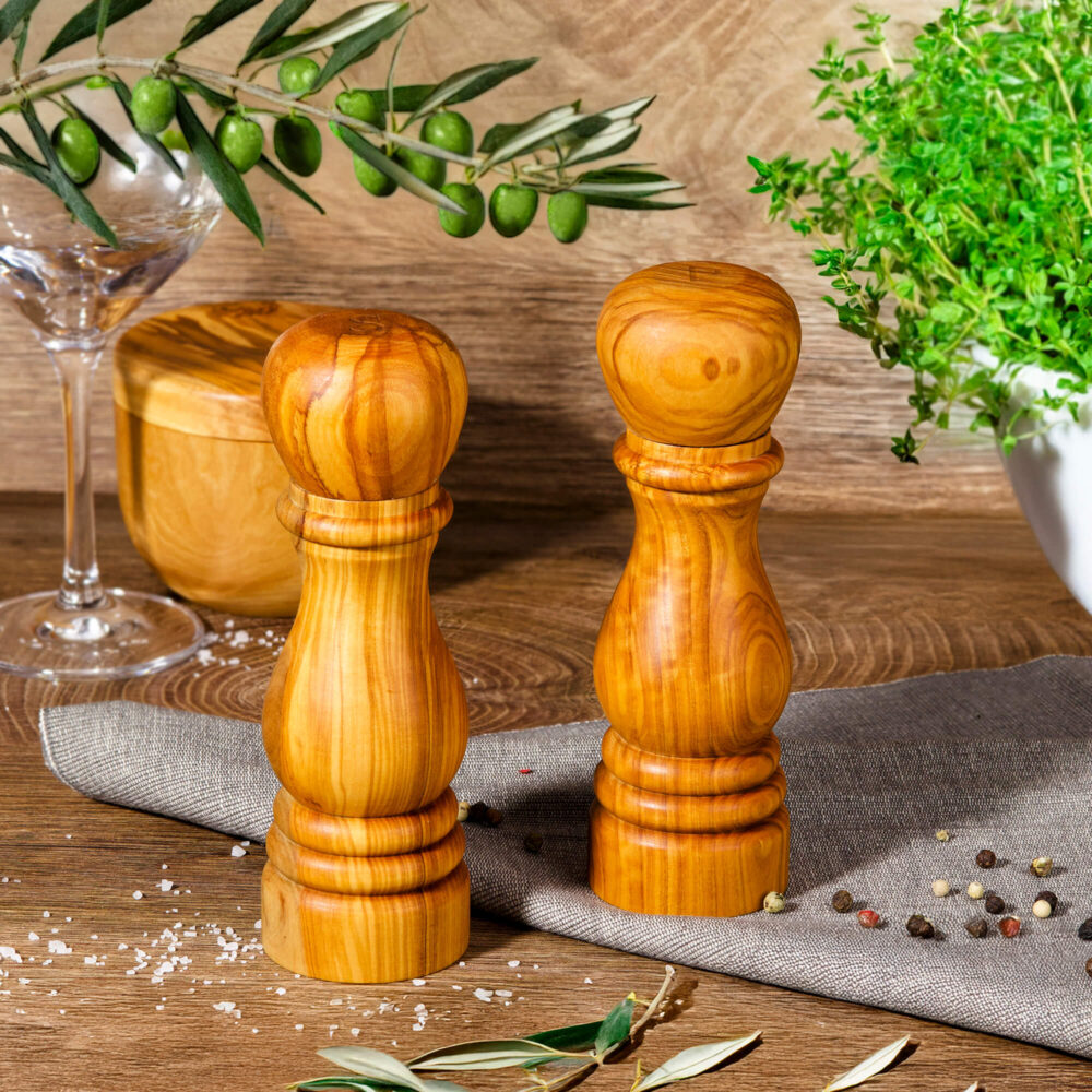 salz-und-pfeffermuehlen-aus-Holz-auf-einem-gedeckten-Tisch