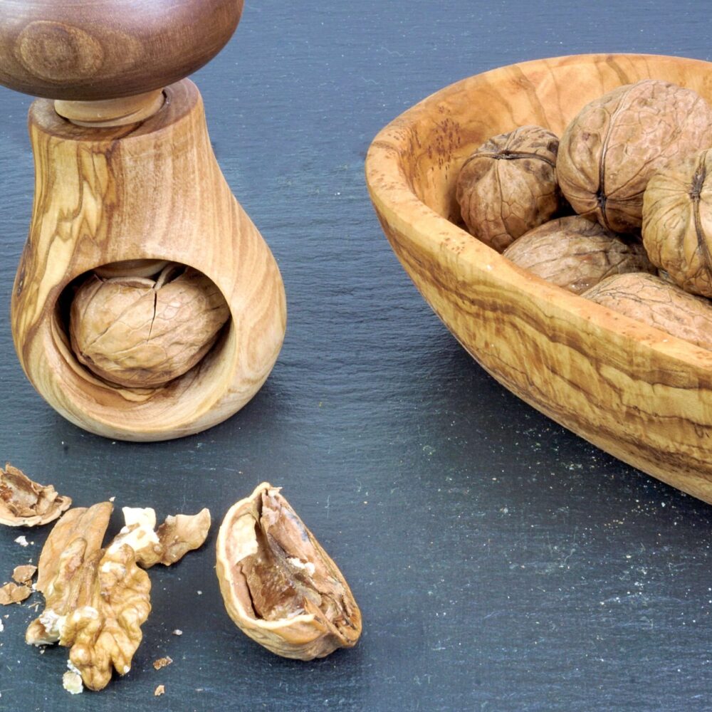 Holz Nussknacker während Verwendung