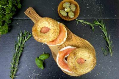 schneidebrett-mit-griff-olivenholz-produktfoto