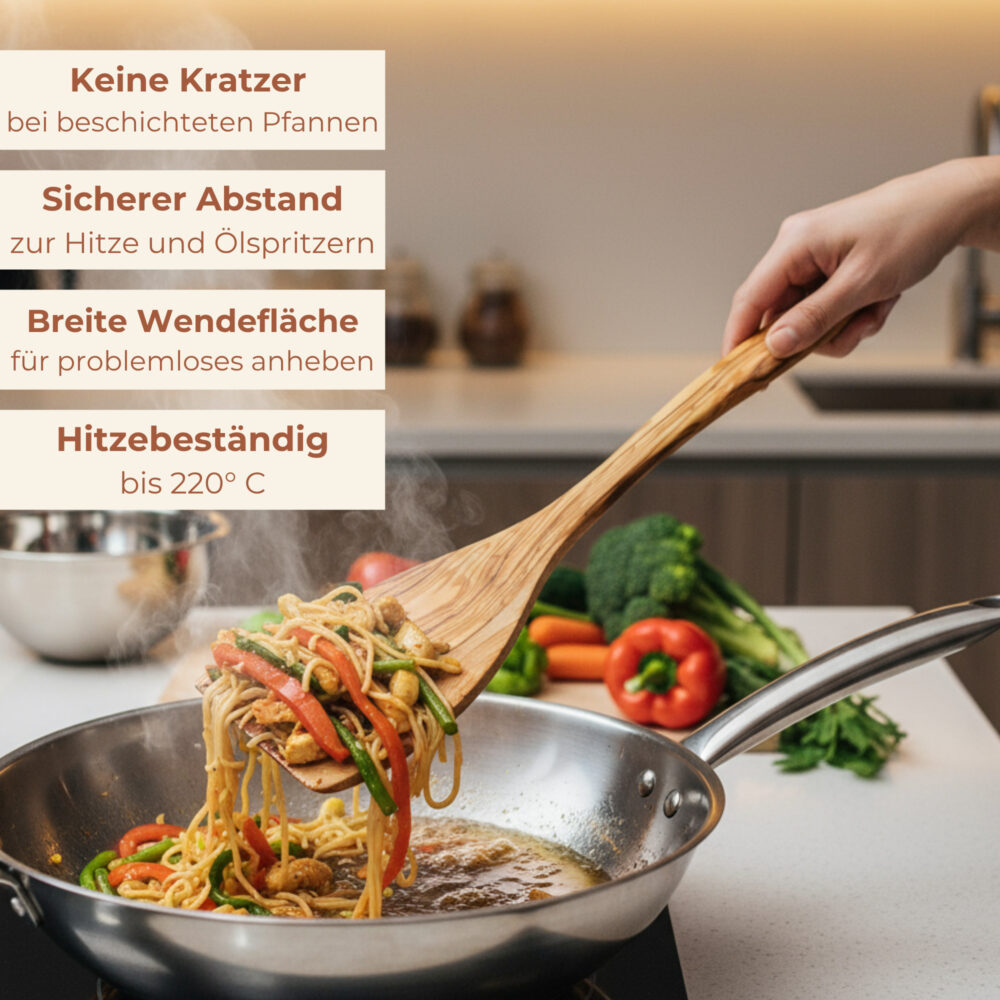 Weibliche Person wendet in einem Wok Nudeln und Gemüse